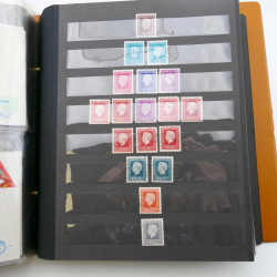 Lot de timbres de Pays-Bas neufs et oblitérés en 2 albums.