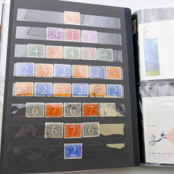 Lot de timbres de Pays-Bas neufs et oblitérés en 2 albums.