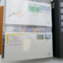 Lot de timbres de Pays-Bas neufs et oblitérés en 2 albums.