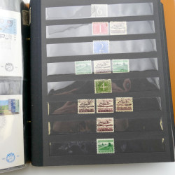Lot de timbres de Pays-Bas neufs et oblitérés en 2 albums.