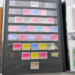 Lot de timbres de Pays-Bas neufs et oblitérés en 2 albums.