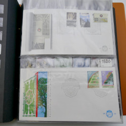 Lot de timbres de Pays-Bas neufs et oblitérés en 2 albums.