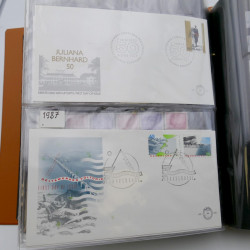 Lot de timbres de Pays-Bas neufs et oblitérés en 2 albums.