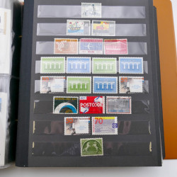 Lot de timbres de Pays-Bas neufs et oblitérés en 2 albums.