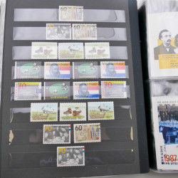 Lot de timbres de Pays-Bas neufs et oblitérés en 2 albums.