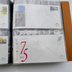Lot de timbres de Pays-Bas neufs et oblitérés en 2 albums.