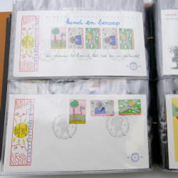 Lot de timbres de Pays-Bas neufs et oblitérés en 2 albums.