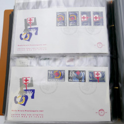 Lot de timbres de Pays-Bas neufs et oblitérés en 2 albums.