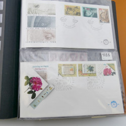 Lot de timbres de Pays-Bas neufs et oblitérés en 2 albums.