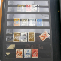 Lot de timbres de Pays-Bas neufs et oblitérés en 2 albums.