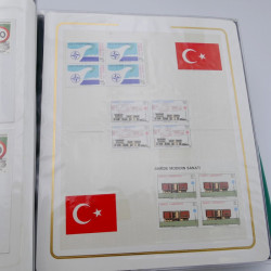 Lot de timbres de Turquie neufs et oblitérés en 2 albums.