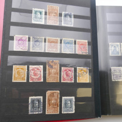 Lot de timbres de Pologne neufs et oblitérés en 2 albums.