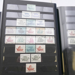 Lot de timbres de Pologne neufs et oblitérés en 2 albums.