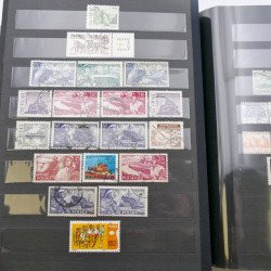 Lot de timbres de Pologne neufs et oblitérés en 2 albums.
