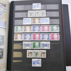 Lot de timbres de Pologne neufs et oblitérés en 2 albums.