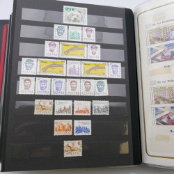 Lot de timbres de Pologne neufs et oblitérés en 2 albums.