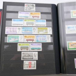 Lot de timbres de Pologne neufs et oblitérés en 2 albums.