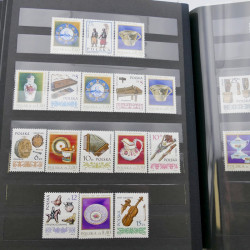 Lot de timbres de Pologne neufs et oblitérés en 2 albums.