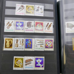 Lot de timbres de Pologne neufs et oblitérés en 2 albums.