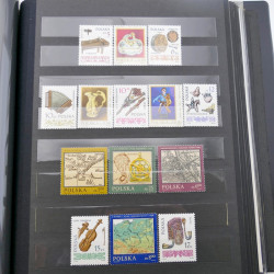 Lot de timbres de Pologne neufs et oblitérés en 2 albums.