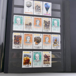 Lot de timbres de Pologne neufs et oblitérés en 2 albums.