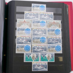 Vrac de timbres de France neufs et oblitérés en un carton.