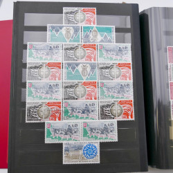 Vrac de timbres de France neufs et oblitérés en un carton.