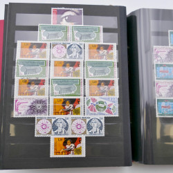 Vrac de timbres de France neufs et oblitérés en un carton.