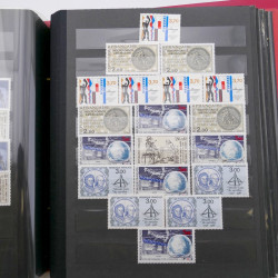 Vrac de timbres de France neufs et oblitérés en un carton.