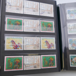 Vrac de timbres de France neufs et oblitérés en un carton.