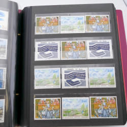 Vrac de timbres de France neufs et oblitérés en un carton.