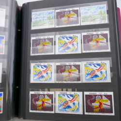 Vrac de timbres de France neufs et oblitérés en un carton.