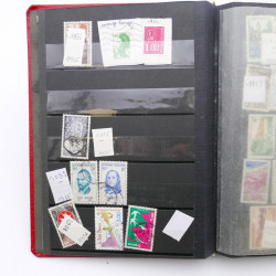 Vrac de timbres de France neufs et oblitérés en un carton.