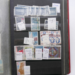 Vrac de timbres de France neufs et oblitérés en un carton.