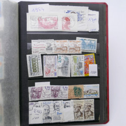 Vrac de timbres de France neufs et oblitérés en un carton.