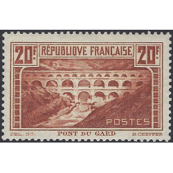 Pont du Gard timbre de France N°262A neuf*.