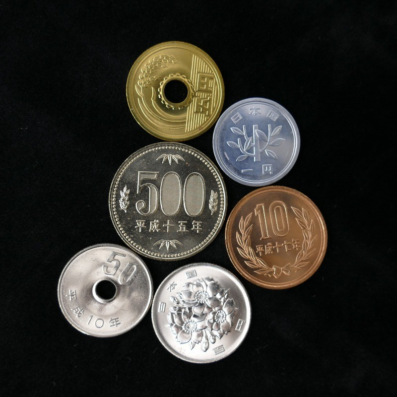 Japon 6 monnaies de collection.
