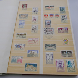Lot de timbres de France 1958-1977 neufs** en un album.