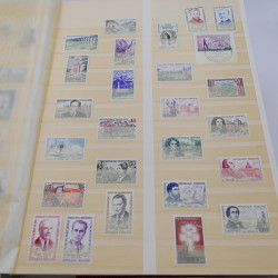 Lot de timbres de France 1958-1977 neufs** en un album.