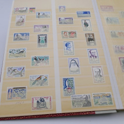 Lot de timbres de France 1958-1977 neufs** en un album.