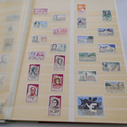 Lot de timbres de France 1958-1977 neufs** en un album.