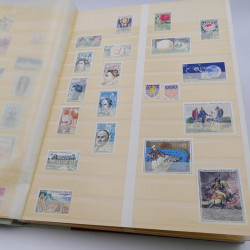 Lot de timbres de France 1958-1977 neufs** en un album.