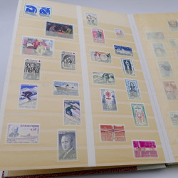 Lot de timbres de France 1958-1977 neufs** en un album.