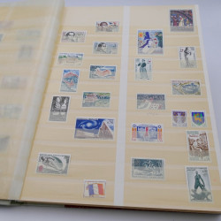 Lot de timbres de France 1958-1977 neufs** en un album.