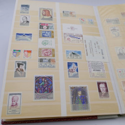 Lot de timbres de France 1958-1977 neufs** en un album.