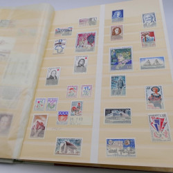 Lot de timbres de France 1958-1977 neufs** en un album.