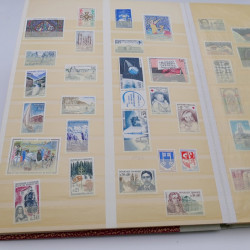 Lot de timbres de France 1958-1977 neufs** en un album.