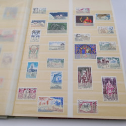 Lot de timbres de France 1958-1977 neufs** en un album.