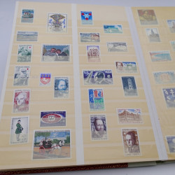 Lot de timbres de France 1958-1977 neufs** en un album.