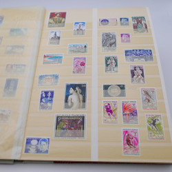 Lot de timbres de France 1958-1977 neufs** en un album.